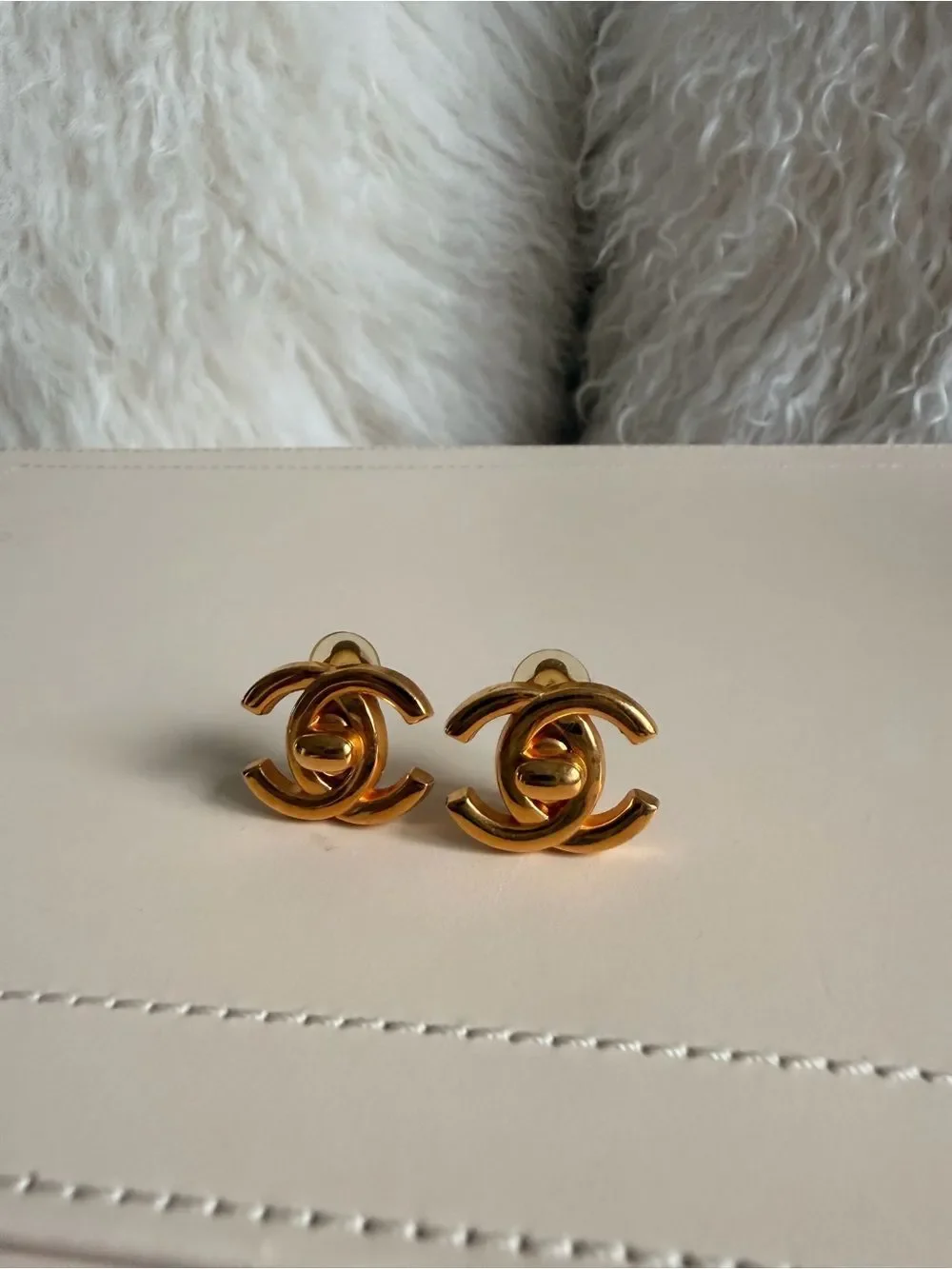 CHANEL Gold Interlocking CC turnlock earrings